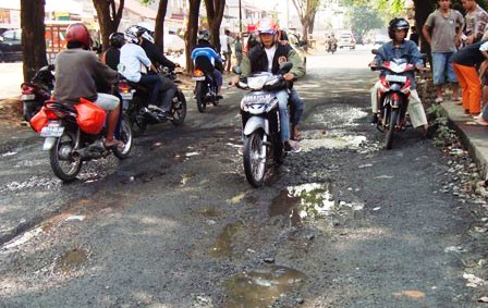 Warga Minta Perbaiki Jalan Rusak, DKI Kasih Meja Ping Pong